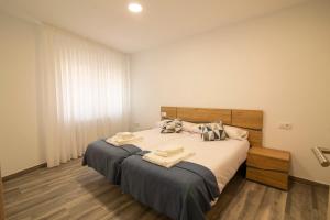 Un dormitorio con una cama con dos toallas encima. en Apartamentos El Balcón del Duero, en San Esteban de Gormaz