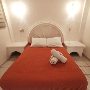 Tempat tidur dalam kamar di 2 bedroom apartment with a/c Wi-Fi best location!