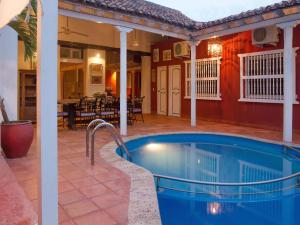 a swimming pool with a blue tub next to a patio at Casa Relax in Cartagena de Indias
