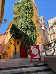 ニースにあるCoeur Vieux Nice Joli traversantの赤い看板が目の前にある建物