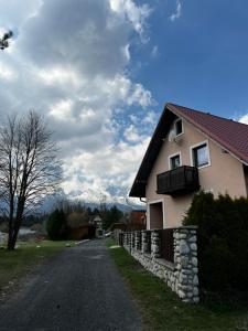 una casa al lado de una carretera con montañas en Privat Patty, en Stará Lesná