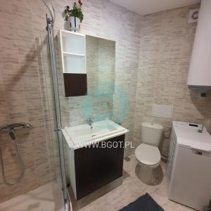 une salle de bain avec un lavabo, des toilettes et un miroir dans l'établissement Grand Resort - Sea Viev and Premium Apartments, à Sveti Vlas