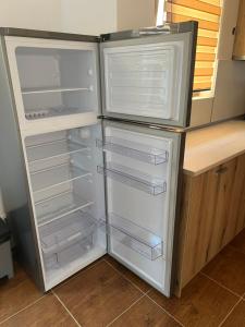pusta lodówka z otwartymi drzwiami w kuchni w obiekcie Villa Ivana - Bay View Villas w mieście Koszarica