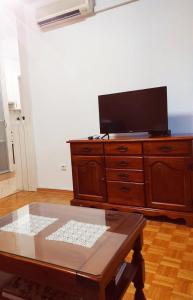 TV a/nebo společenská místnost v ubytování Apartment Karla