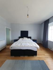 a bedroom with a large bed in a room at Stijlvolle vakantiewoning Den Baigneur aan zee in Knokke-Heist