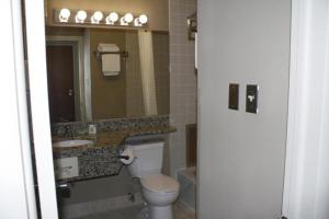 Bathroom sa Riverfront Hotel