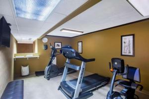 Riverfront Hotel健身房和／或健身器材