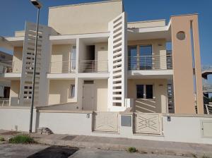 un grande condominio con balconi su strada di Gelsimori Apartments a Otranto