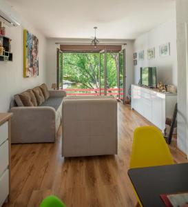 sala de estar con sofá y mesa en RiverView Buna - Mostar, en Buna