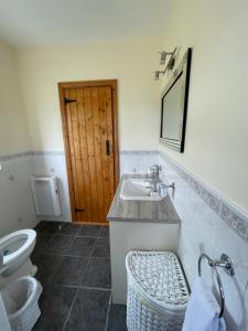 Koupelna v ubytování Cill Cottage + 34 fotografií