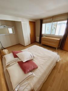 Posteľ alebo postele v izbe v ubytovaní Cool loft in the old town with rooftop terrace and fireplace