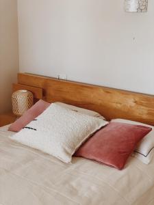 Posteľ alebo postele v izbe v ubytovaní Cool loft in the old town with rooftop terrace and fireplace