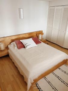 Posteľ alebo postele v izbe v ubytovaní Cool loft in the old town with rooftop terrace and fireplace