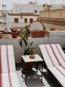 Posedenie v ubytovaní Cool loft in the old town with rooftop terrace and fireplace