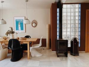 Posedenie v ubytovaní Cool loft in the old town with rooftop terrace and fireplace
