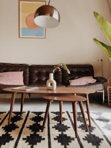 Posedenie v ubytovaní Cool loft in the old town with rooftop terrace and fireplace