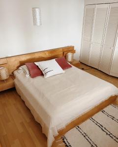 Posteľ alebo postele v izbe v ubytovaní Cool loft in the old town with rooftop terrace and fireplace