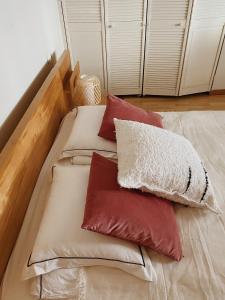 Posteľ alebo postele v izbe v ubytovaní Cool loft in the old town with rooftop terrace and fireplace