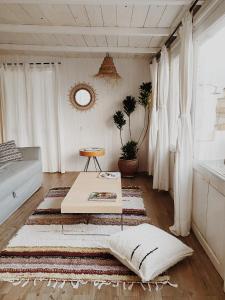 Posedenie v ubytovaní Cool loft in the old town with rooftop terrace and fireplace