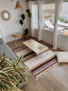 Posedenie v ubytovaní Cool loft in the old town with rooftop terrace and fireplace