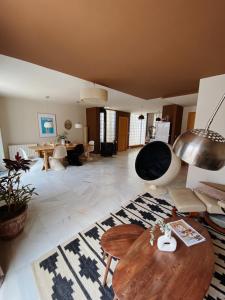 Posedenie v ubytovaní Cool loft in the old town with rooftop terrace and fireplace