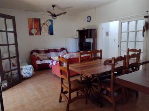 Casa no centro em Garopaba في غاروبابا: غرفة معيشة بها طاولة وأريكة