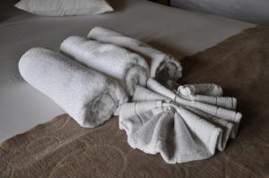 a pile of towels sitting on top of a bed at Hotel Vilage Inn All Inclusive Poços de Caldas By Nacional Inn in Poços de Caldas