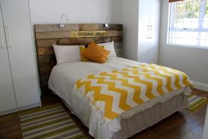 Postel nebo postele na pokoji v ubytování Lazy Days Apartments - Cape Town