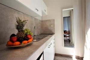 a bowl of fruit on a counter in a kitchen at Apart Studio Rambiert in Swarzewo