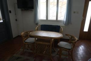 mesa y sillas en una habitación con ventana en Holidays Hongarije, en Igal