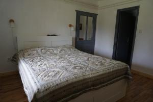 1 dormitorio con 1 cama con edredón blanco en Holidays Hongarije, en Igal