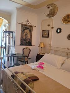 um quarto com uma cama, uma mesa e uma cadeira em Villa Guarini em Montalbano