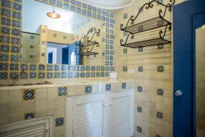 サンミゲル・デ・アジェンデにあるThe Bersal House Flatsのバスルーム(洗面台、鏡付)