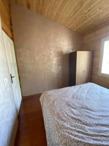 a small bedroom with a bed in a room at Cabana DEBORAH , Fardea lacu Surduc in Fîrdea