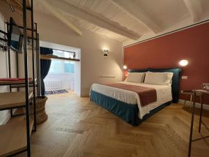 - une chambre avec un grand lit et une grande fenêtre dans l'établissement Ferrandina1 Guest House, à Naples
