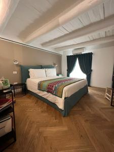 - une chambre avec un grand lit et une fenêtre dans l'établissement Ferrandina1 Guest House, à Naples