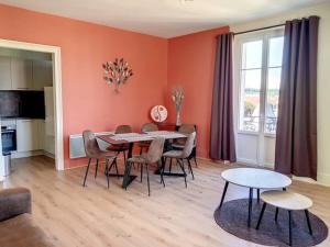 Ruang duduk di Vittel Spacieux 2 pièces Rénové - Confortable - Vue - 200 mètres Thermes