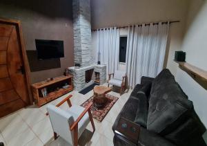 TV a/nebo společenská místnost v ubytování COM LAREIRA Recanto do Lago no Santa Bárbara Resort Residence