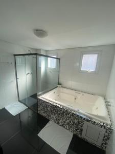 Ванная комната в Benos Hotel