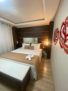 En eller flere senger på et rom på Benos Hotel