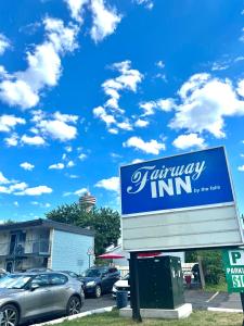 una señal de un hyundaiimantm en un estacionamiento en Fairway Inn by the Falls, en Niagara Falls