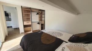 a bedroom with a bed and a room with a closet at La Parent'aise in Parentis-en-Born
