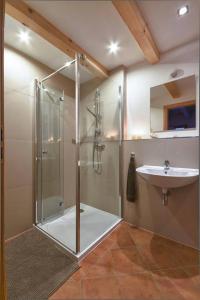 een badkamer met een douche en een wastafel bij Domki Pod Dębem 