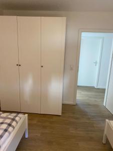 Postel nebo postele na pokoji v ubytování FeWo Nelly Marie Wohnung Marie
