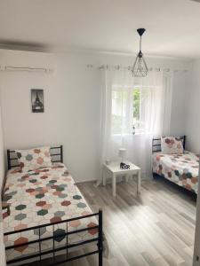 1 Schlafzimmer mit 2 Betten und einem Tisch in der Unterkunft Mima House Al in Aveiro