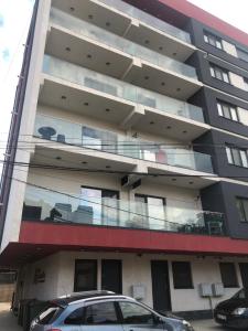 a building with a car parked in front of it at Studio Ra Mamaia-Nord in Mamaia Sat/Năvodari