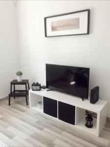 TV at/o entertainment center sa Mima House Al