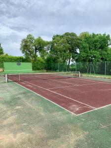 Tenis alebo squash v ubytovaní Grange rénovée du XVIIIème siècle alebo jeho okolí