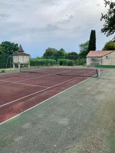 Tenis alebo squash v ubytovaní Grange rénovée du XVIIIème siècle alebo jeho okolí