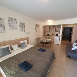 Andalucia Beach - Sea Viev Apartments tesisinde bir odada yatak veya yataklar